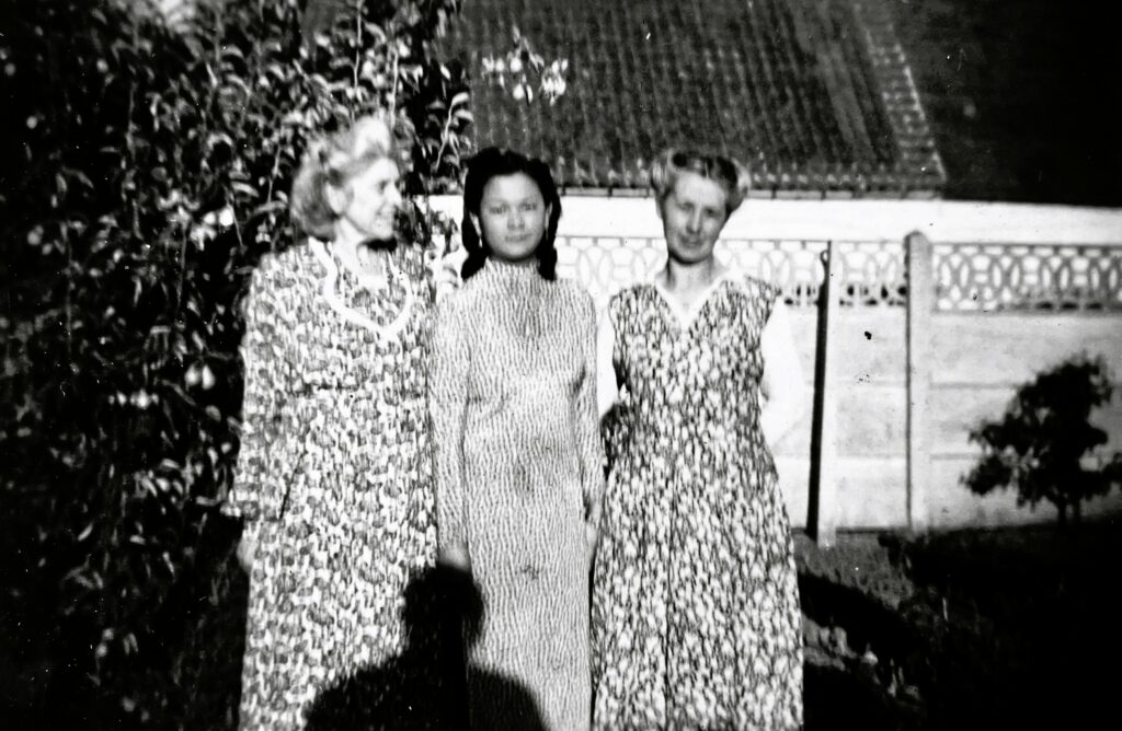 Mlle Vos, Yen et Mlle Germaine Cuvelier (tante de Paul)