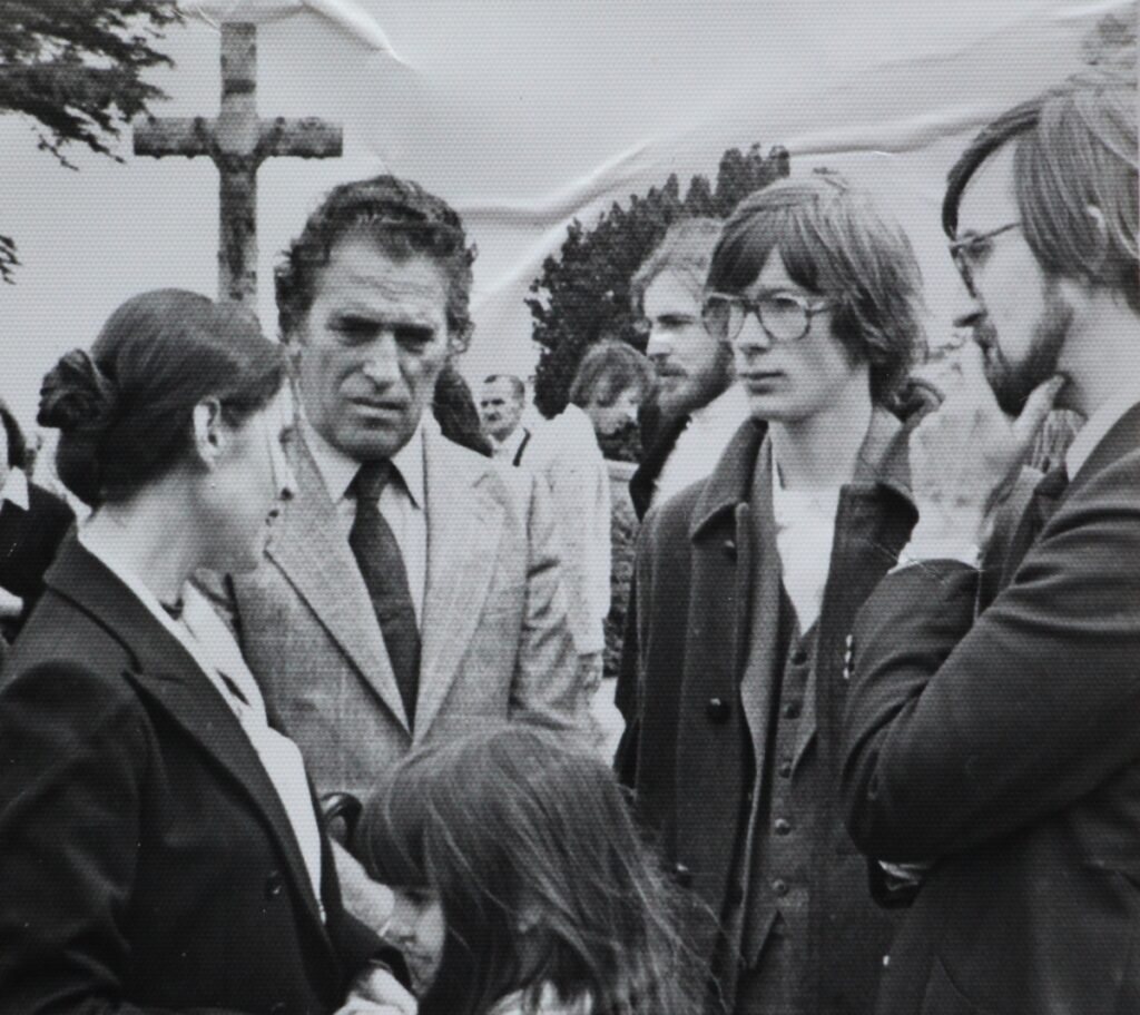 Aux funérailles de Paul Cuvelier. De gauche à droite : Claudine Seynaeve (belle-sœur de Paul), Jacques Martin, Didier Pasamonik, Philippe Goddin. Cliché Daniel Baise